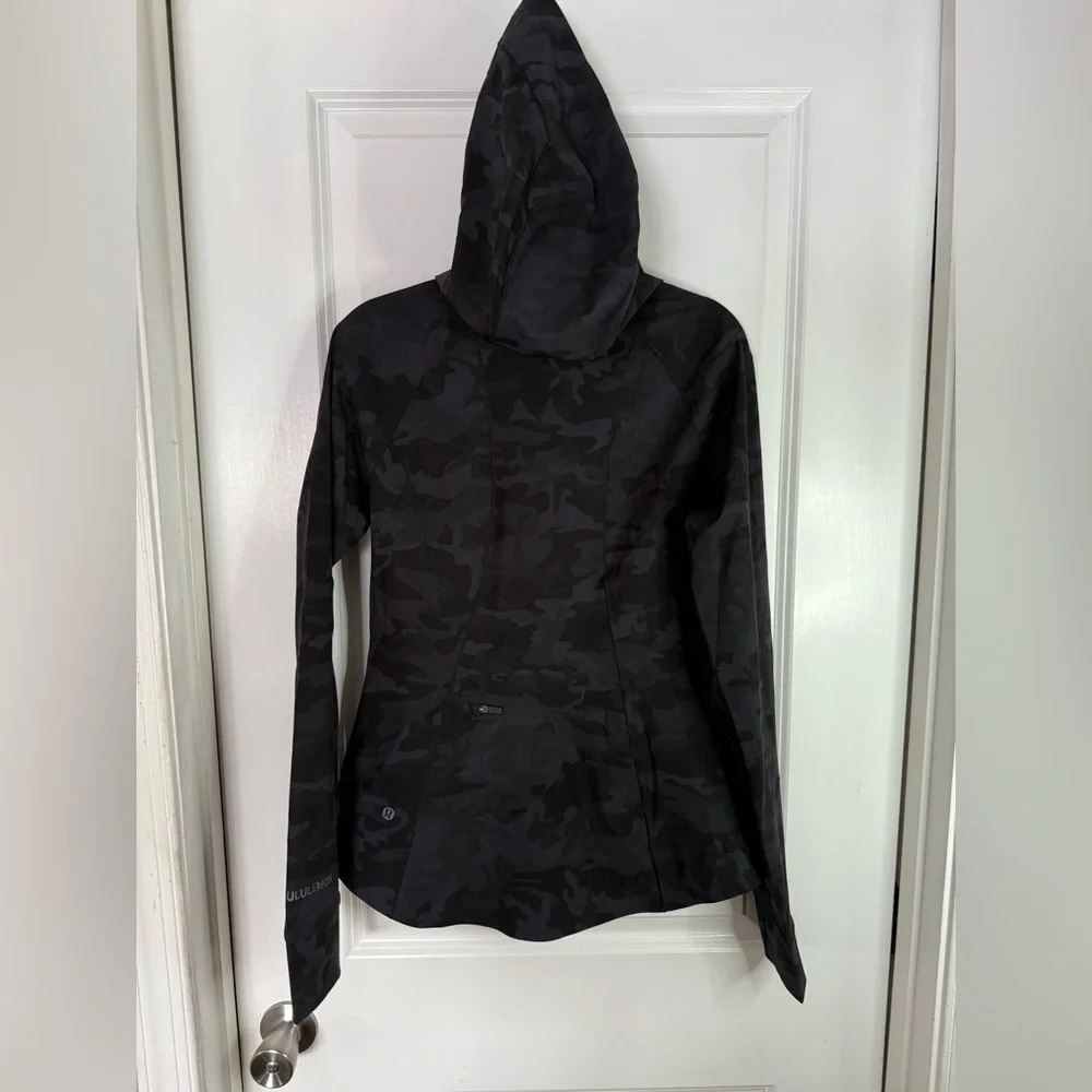 Lululemon Women’s Incognito Camo Multi Gray Mist Over Windbreaker - Size 8